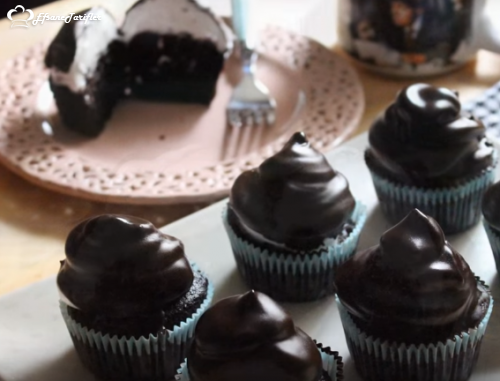 Yoğun Kakaolu Mini Kek Tarifi Yoğun Kakaolu Mini Kek Nasıl Yapılır