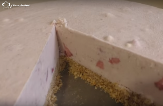 Çilekli Soğuk Kek Tarifi Çilekli Soğuk Kek Nasıl Yapılır
