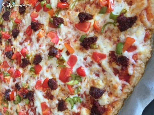 Karnabahar tabanlı pizza Tarifi Karnabahar tabanlı pizza Nasıl Yapılır