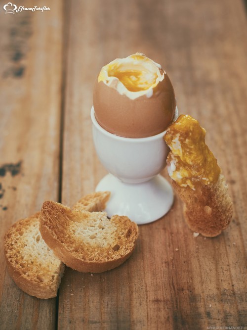 Bir Fransız Kahvaltı Geleneği; Tereyağında Kızarmış Ekmek ve Az Pişmiş Yumurta...Birde İçine Kırmızı Biber ve Kekik ve Az Sayıda Ceviz Taneleri Tavsiyedir :)