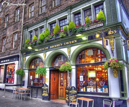 Deacon Brodie ; Pubları ile ünlü olan Edinburghta Geleneksel İskoç Yemekleri ve Viski deneyeimi yaşamak isteyenlerin ilk ve tek adresi.Edinburgh Kalesine çıkarken hemen köşede kalan mükemmel süslemeli bir mekan.