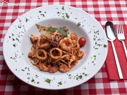 İtalyan lezzetlerinin Cihangir’deki gerçek adresi San Lazzaro Trattoria; hamuru İtalyan şef Rocco Strazzera tarafından özel olarak hazırlanan makarnaları el yapımı soslarla sunuyorlar.Bu lezzeti tatmalısınız.