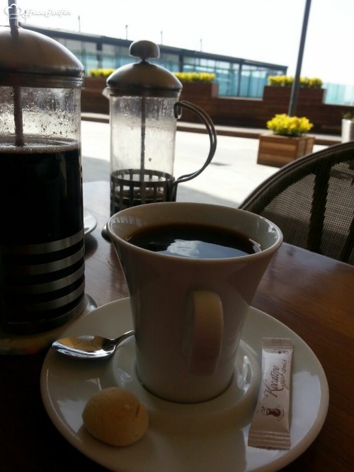 Yaza merhaba kahvesi ;)) Tabikide kıvamı ayarında olan Colombia Kahve...Birde arada esen rüzgar eşligunde icmeye doyulmuyor...