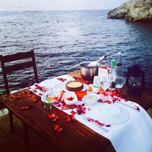 İyot Restaurant Şile bir kayanın eteğine denize nazır açılmış oldukça şık ve romantik bir mekan.Deniz mahsullerinin sunulduğu mekanda gün batımı ayrı bir güzel olmakta