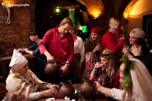 Rigaya giderseniz gerçekten bir Leton mekanı Ala Folk Bara uğrayın,yemek servisleride var.İçeri girdiğinizde Leton folk dansı eden genç Letonları izleyebilir ve Leton biralarının tadına bakabilirsiniz