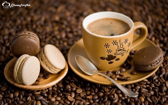 Günde iki fincan kahve,belirli bir genetiğe bağlı olan meme kanserini geciktirmede etkilidir. Klorojenik asit,kafeik asit,fito-östrojenler ve kafein;kahvede bulunan en önemli maddelerdir ve kansere karşı çok önemli rol oynamaktadırlar.