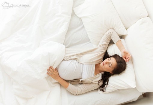 Yapılan araştırmalara göre,hamileliklerinin ilerleyen aylarında annelerin sırtüstü yatması düşük riskini arttırıyor.Anne sırtüstü yattığında bebeğe baskı uygulayarak bebeğin oksijen tüketimini azaltıyor. 