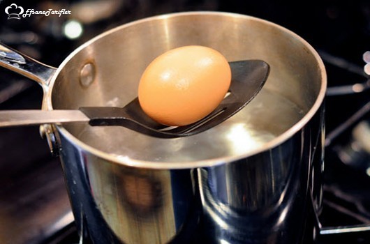 Püf Noktası ;  Yumurtanın kaynarken çatlamaması için soğuk suya koyup kısık ateşte kaynatın.Kaynayan suya 1 çay kaşığı karbonat atarsanız daha kolay soyulduğunu göreceksiniz.