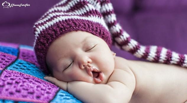 Bebek gece hemen uyumuyorsa karnını doyurup sakinleşmesini bekleyin,gündüz uyumayan bebekler gecede zor uyudukları için gün içerisinde uyumasına önem verin,öğlen uykusunu mutlaka alsın