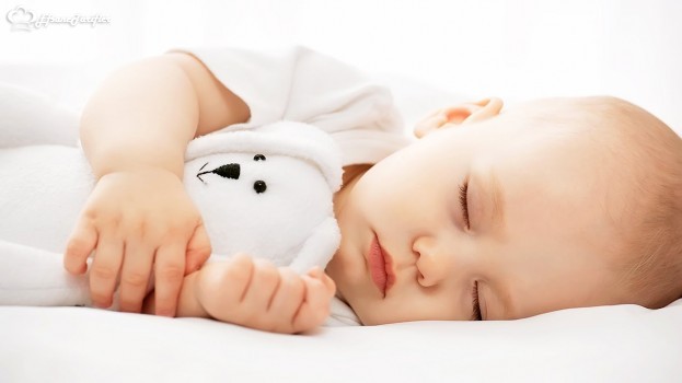 Yeni doğan ve sarılık geçiren bebekler gece 1 kez beslenmelidir.2 ayı geçtikten sonra gece beslenmesine gerek duyulmaz,6-8 saat gece uykusu alabilirler.