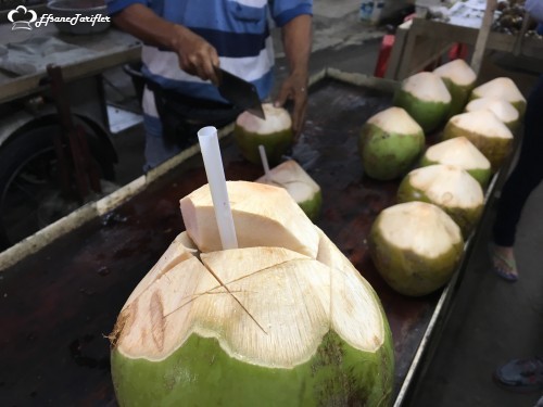 Kuala Lumpurda hindistan cevizi suyunu tatmadık demeyin. Milli içeceklerinden sayılır. İstanbulun İstiklal Caddesi diyebileceğimiz Butik Bintang bölgesinde bu gibi birçok tropik meyve yiyebilirisiniz.