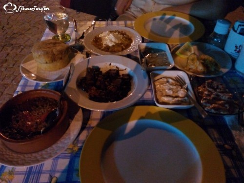 Alaçatı da ege yemeklerini tatmalısınız. Kabak Çiçeği Restoran tavsiyemdir. Fiyatlar makul. Yarımşar porsiyon alıp fazla çeşit isteyin. Yemeklerin hepsi güzel.