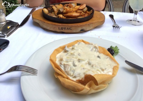 Belgrad'a yolunuz düşerse uğramadan geçmeyin derim. İçinde geyik eti bulunan ve hamur sepeti gibi bir tabakta servis edilen Hunter's Basket ve mantari, soğan ve patates ile servis yapılan Pan 