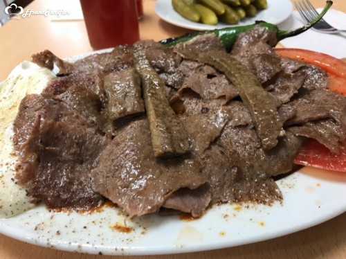 Bursaya gelirseniz Uludağ Kebapçısı Cemil in yerine uğramanızı öneririm. Salaş bir yer ama lezzet ve fiyat çok iyi