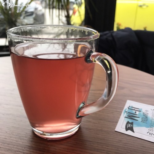 Dr. Tea Co çayın hakkını kesinlikle veriyor :) tek şube. İçtiğim pink tea. Çayı hafif tatlı sevenler için tavsiye ederim. Çalışanlar çok iyi.