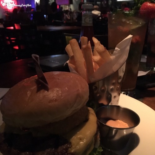 Kuala Lumper Hard Rock. Hamburgerler ve içecekler efsane