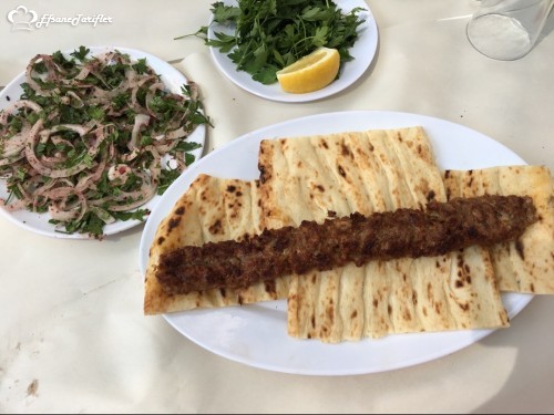 Adana Büyüksaat'te Kebapçı Memet. Servisi zayıf olsa da kebabı güzel.