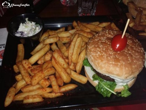 Avrupada En Güzel Ev Yapımı Hamburgeri MALTAda Native Barda yenir.

St.Julians ta bir çok yemek seçeneği bulunmakta ama yemek yerken eğlenmek istiyorsanız tek adres Native Bar.