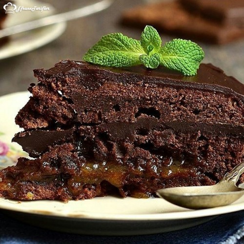 Bitter Çikolatalı Pastanızın Alt Katmanı Karamelli,Üst Katmanı İse Nane Yağı İle Farklı Bir Tat Elde Edebilirsiniz.