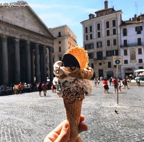 Dondurma Tadıyla ve Çeşidiyle Ün Yapmış Romada ... Kahveli,Naneli ve Fıstıklı Tavisyedir.
