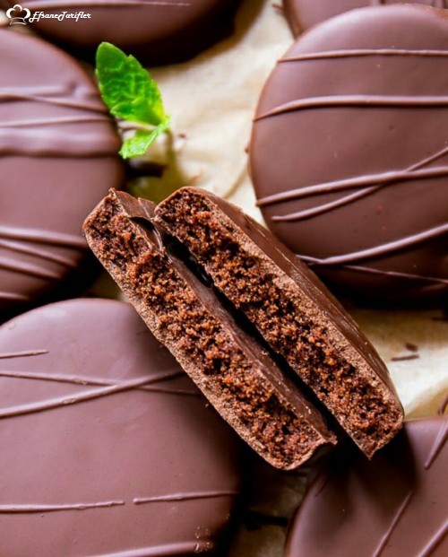 Ev Yapımı Kurabiyelerinizi Naneli Çikolata İle Kaplamanızı Tavsiye Ederim...Yanında İse Sade Bir Filtre Kahve ;)