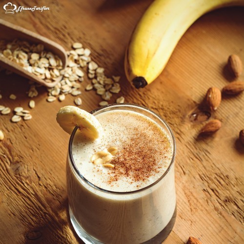 Güne Enerjik Başlamak İsteyenlere...Hem Doğal Hem Sağlıklı.Muzlu Smoothie; Hazırlarken İçine Badem ve Yulaf Taneleri ve Üstüne Tarçın Serpiştirin.