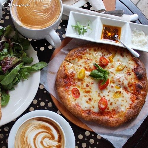Haftasonu Kahvaltınıza Pratik Bir Tavsiye...Ev Yapımı Margarita Pizza ve Americano Kahve ;)