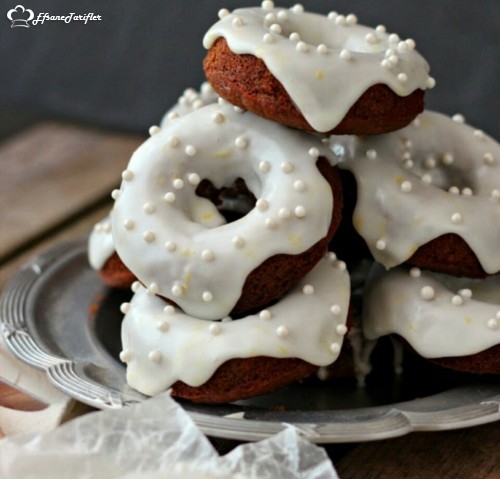 Kakao ve Tarçınlı Donutslar Üstüne Hindistanceviz Soslu Beyaz Çikolata...