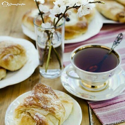 Pazar Sabahı Kahvaltısında Çayın Yeri Çok Önemlidir.Birde Yanında Tahinli ve Çilek Reçelli Kruvasan  Varsa İçilmeye Doyulmaz O Çay.