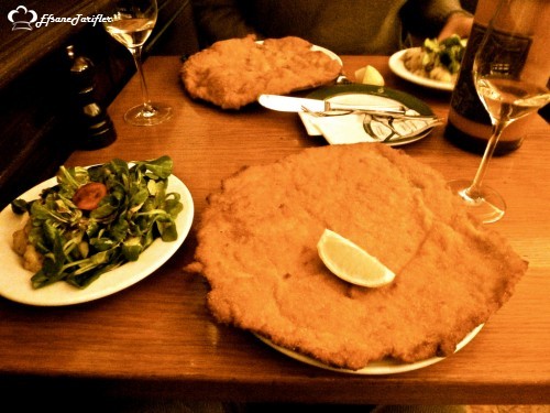 Schinitzel ve Beyaz Şarap Birde Viyanadaysanız Tabiki de En Ünlüsü ve En Lezzetlisi     Figlmüller Restaurant...