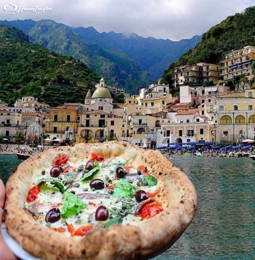 Sebzeli Zeytinli Pizza Amalfi Kıyılarında Ziyaretçilerin Vazgeçilmezi...