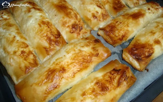 Baniçka Bulgaristan’ın en güzel böreklerinden sadece biri böreğin yufkası gider böreklerden biraz kalın ve içinde lor peyniri var. :)