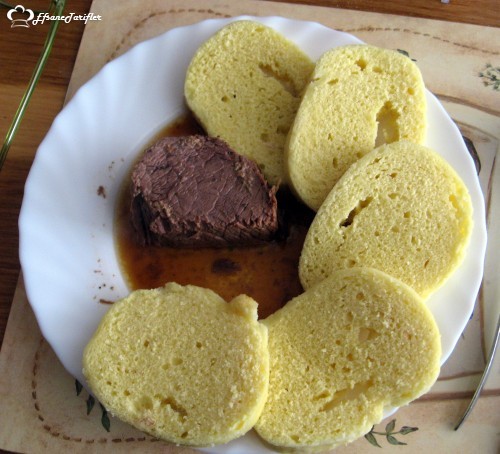 Czech Dumplings çeklere ait un süt ve bayat ekmek küplerinden oluşan hamur haşlamasıdır. Çekler genelde sulu yemeklerin yanında yerler. :)
