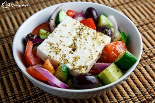 Greek  salad komşumuz Atina’nın en bilindik salata çeşitlidir. Bizim mevsim salatamıza çok benzer. Atina’ya gittiğinizde deneye bilirisiniz. :)