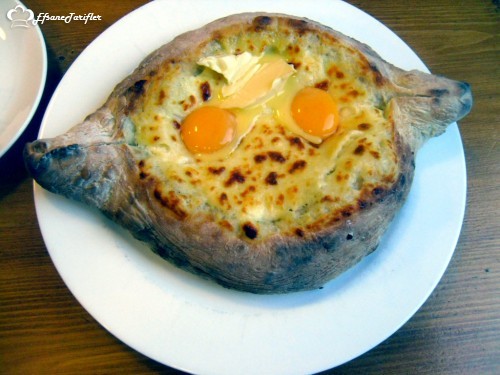 Haçapuri Gürcistan’da peynirli ekmek anlamına gelir üstüne yumurta kırılıp yanına tereyağı sürülen çok lezzetli bir Tat’tır. :)