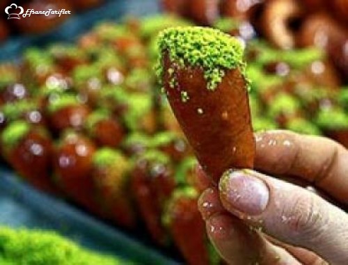 İran’da tatlı denilince ilk akla gelen şüphesiz Zolbiye Bemye’dir. Nişasta, un, yağ ve gülsuyunun karışımı ile yapılır. Ramazan ayında en çok tercih edilen tatlıdır.:)
