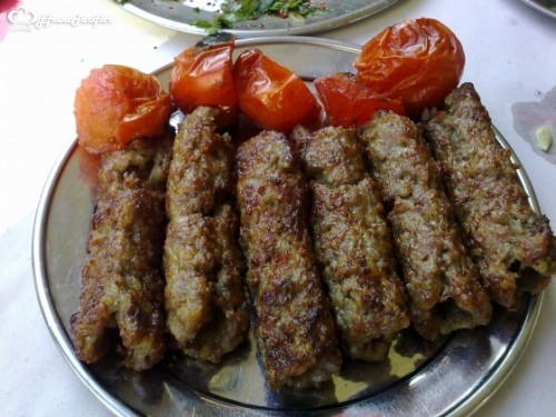 Kıbrıs’ta lezzet denilince ilk akla gelen kuşkusuz Şeftali Kebabıdır. Koyun veya Keçinin (gömlek) denilen yağlı iç zarının kıyma, soğan ve maydanoz ile doldurulmasıdır.:)