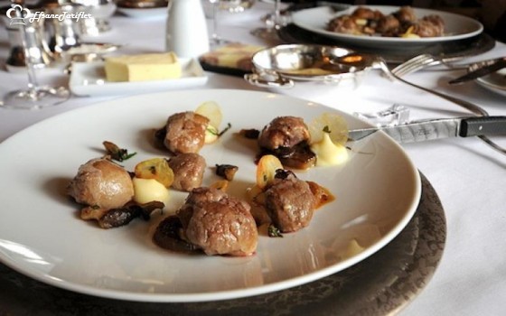 Paris'in ünlü restoranlarından biri olan Le Meurice muhteşem lezzetler deneyebilirsiniz :)