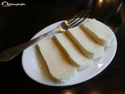 Sulguni peyniri Gürcistan’ın Batum şehrinin vazgeçilmez peyniridir. Peynir inek sütünden yapılıp tuzsuz ve hafif bir peynirdir.  :)