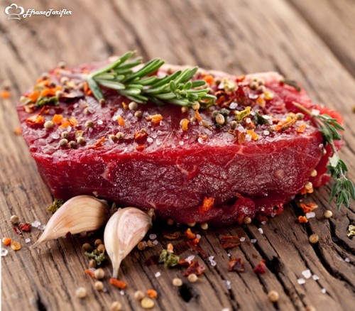 Kırmızı et yüksek kalitede esansiyel amino grup asit içeren protein, demir ve çinko yönünden zengindir. Gıdalardan alınan demirin sindirilmesine yardımcıdır. B grubu vitaminler için zengin bir kaynaktır.