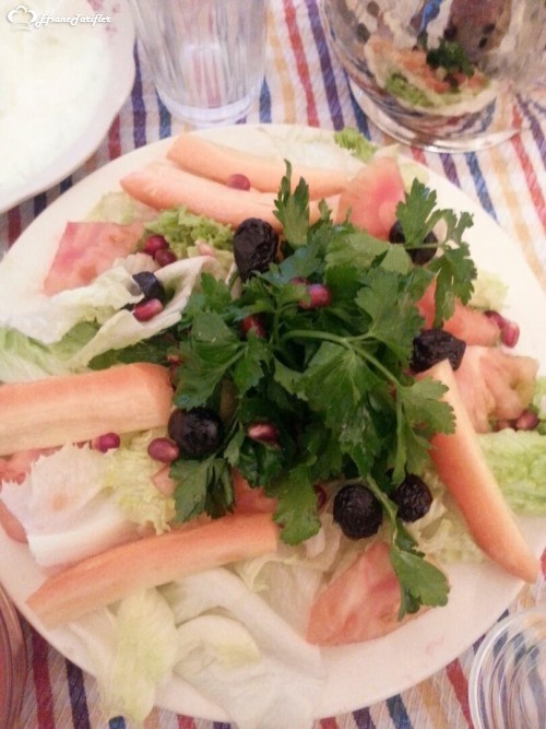 Akşam yemeği için nar taneli hafif bir salata ...