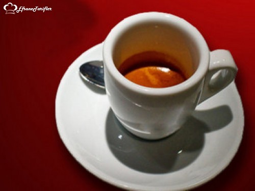 Caffè ristretto, caffè espresso’dan kafein oranı yoğun ve daha sert bir kahvedir. Espresso fincanında içilen bir kahve çeşididir.