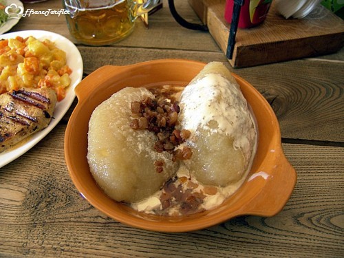 Cepelinai , Damaktadımıza oldukça yakın bir lezzet ,Pazates ,kıyma ve peynirin enfes buluşması.Litvanyaya yolunuz düşerse mutlaka tatmalısınız.
Gedimino Dvaras Restaurant  bu tadı en güzel sunan mekanlardan birtanesidir.