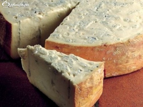 Gorgonzola,Pastörize sütten yapılan çiğ, otlu, hafif küflü, krema kıvamında bir peynirdir. Gorgonzolanın sert ve yumuşak gibi çeşitleri de bulunur.
