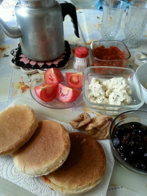 Kahvaltının vazgecilmezi :)) gelsin tostlar...