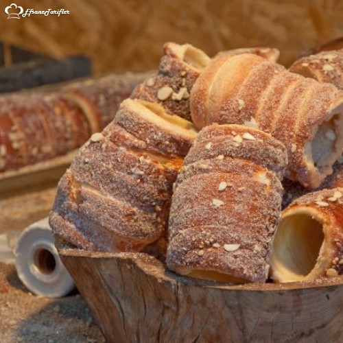 Tredelnik Çeklerin kesinlikle en ünlü tatlısı. İlk bakışta klasik bir kek izlenimi uyandırsa da kokusuna hayran, tadına aşık olabileceğiniz türlerden.