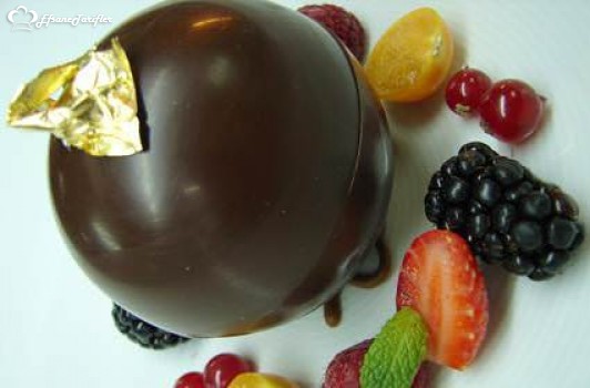 Valrhona Çikolata Küresi Kendileri Dünyanın en pahalı tatlısı olma ünvanına sahipler.
Fiyatı: 48 dolar fiyatı.
Dubaideki Burj Al Arab Otelinde satılıyor.