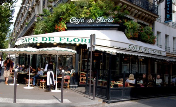 Parisin en enlü mekanlarından Cafe De Flore,içerde otutursanız hesap farklı dışarıda oturursanız hesap farklı bunu atlamadan güzel atmosferin tadını çıkartabilirsiniz.