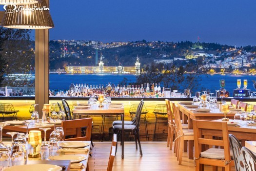 Port Alaçatının en güzel mekanlarındandır Kydonia Restaurant hem manzarası hemde tamamen tarladan gelen sebze ve meyveleri ile hizmet verir,Kireçli toprakta yetişen meyveleri yemekten sonra mutlaka tatmalısınız.