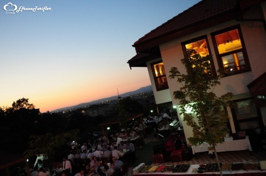 Şale Restaurant hem otantik Bursa mimarisi ile hemde lezzetli mutfağı ile misafirlere unutulmaz ziyafetler çekiyor.Fiyatlarda oldukça uygun